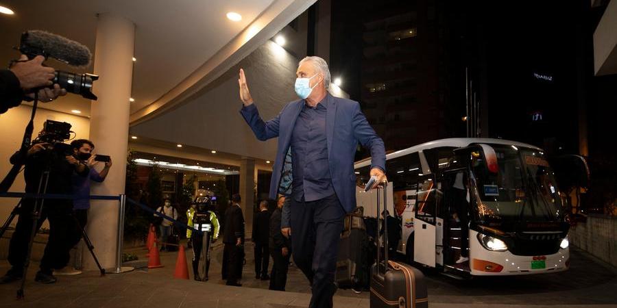 Tite chega ao hotel em Quito com parte da delegação que jogará contra a seleção equatoriana (Lucas Figueiredo/ CBF)