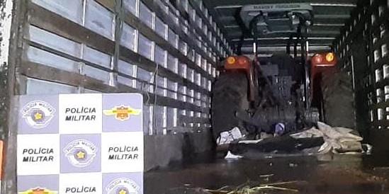 Um dos quatro tratores recuperado dentro de um posto de combustíveis pela Polícia Rodoviária (Divulgação/3ºBPRV)