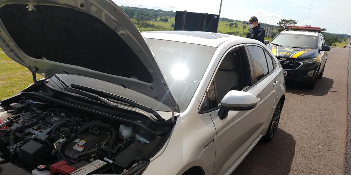 Carro roubado no Rio de Janeiro seguia para a fronteira com o Paraguai, quando foi apreendido pela PRF, em Rio Preto (Divulgação/PRF)