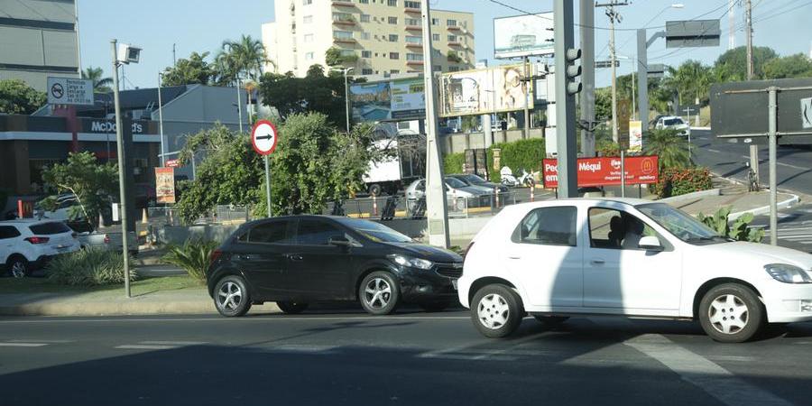 Radar na avenida Alberto Andaló, em Rio Preto: multas por equipamentos eletrônicos, de velocidade ou avanço de sinal, lideram lista de punições (Johnny Torres 6/5/2021)