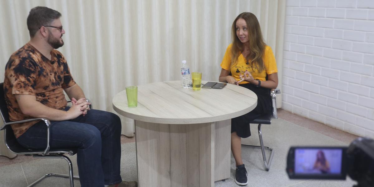Empresária de Rio Preto Adriana Neves durante gravação do podcast Negócios em Pauta com o jornalista Arthur Pazin (Guilherme Baffi 4/4/2022)