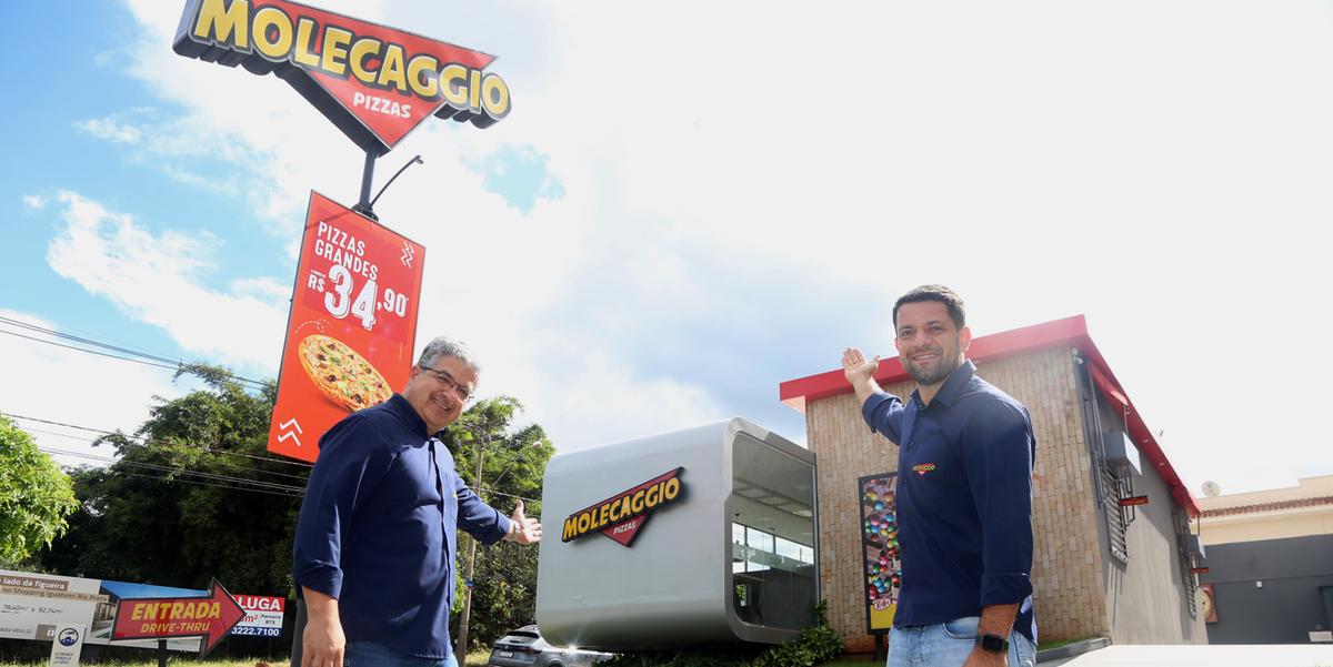 Edimilson e Murilo Silva, pai e filho, proprietários da Molecaggio Pizzas em frente à unidade JK (Jhonny Torres)
