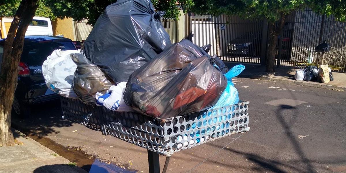 Lixo acumulado em lixeira do Jardim Congonhas, em Rio Preto (Colaboração/Leitor)