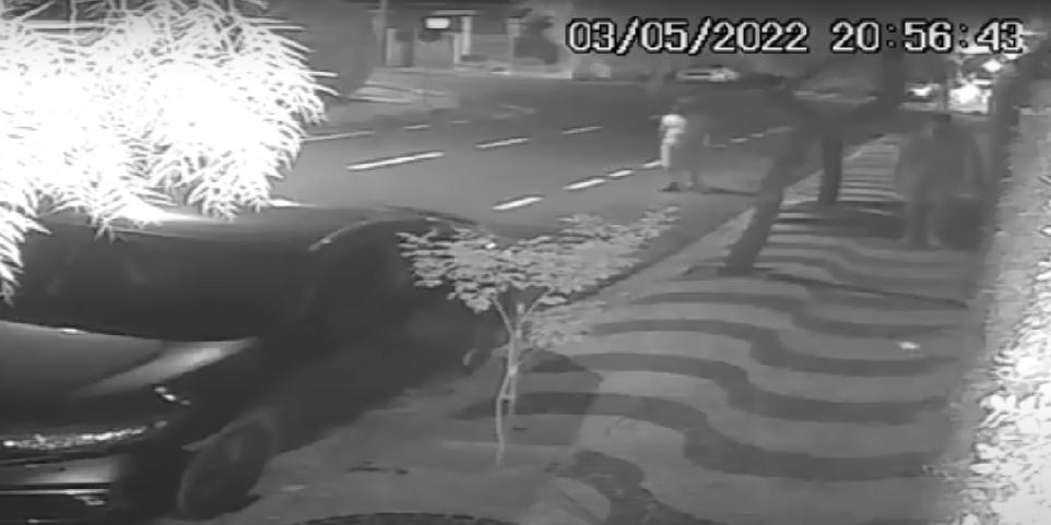 Imagens de segurança mostram momento em que dupla deixa o empório após agressão com soco à vítima (Reprodução)