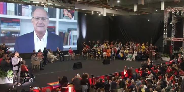Primeiro a discursar, Alckmin afirmou que a aliança com Lula é "um chamado à razão" e chamou "as demais forças políticas" a se juntarem ao projeto com o petista (Reprodução/Facebook)