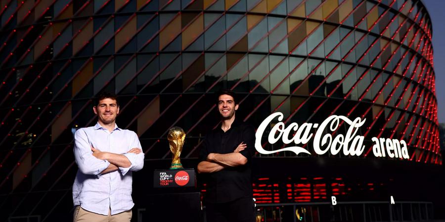 Casillas, campeão em 2010, e Kaká, campeão em 2002, participaram da ação (Divulgação/FIFA)