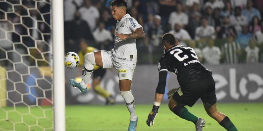 Marcos Leonardo aproveita rebote para inaugurar o marcador na Vila (Divulgação/Ivan Storti/Santos FC)
