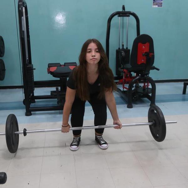 Com apenas 12 anos, a rio-pretense Manuela Veríssimo é destaque no powerlifting