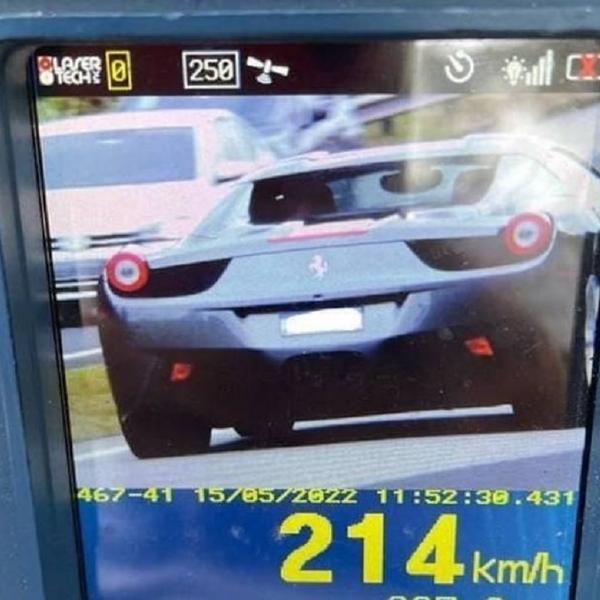 Ferrari é flagrada a 214 km/h em rodovia do interior de SP e indica racha