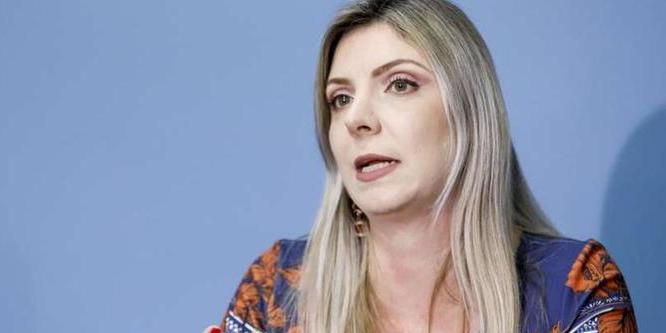 Andreia Negri aponta necessidade de que os moradores completem o esquema vacinal contra Covid (Divulgação/Prefeitura)