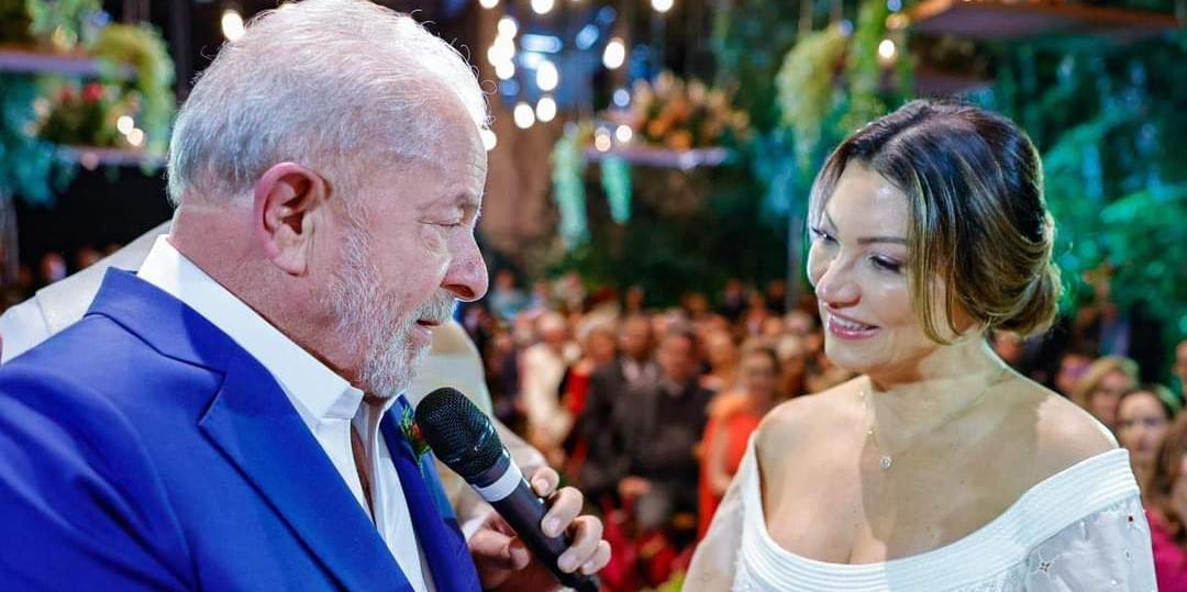Lula e a noiva se beijam no casamento (Ricardo Stuckert/Divulgação)
