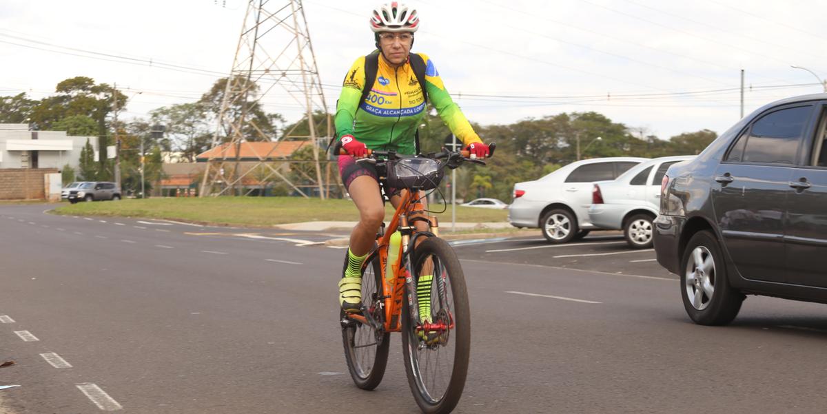 Jane Crotti, 53 anos, trocou o transporte coletivo pela bicicleta para chegar ao trabalho (Jhonny Torres 03/06/2022)
