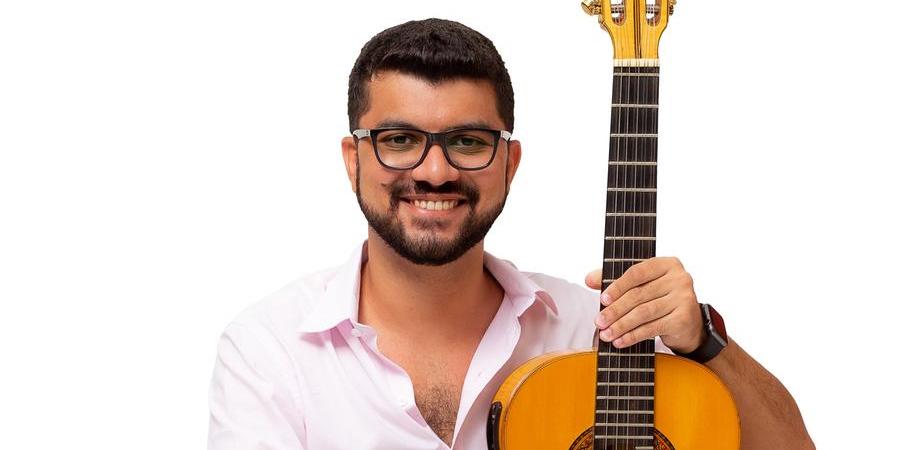 Leandro Valentin divulga o universo da música de viola por meio de cursos e em seus perfis das redes sociais (Divulgação/Felipe Régis)