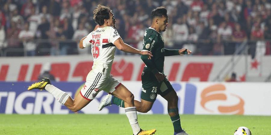 Igor Gomes e Gabriel Menino disputam lance em confronto no Morumbi, que terminou favorável ao lado palmeirense (Divulgação/Cesar Greco/SE Palmeiras)