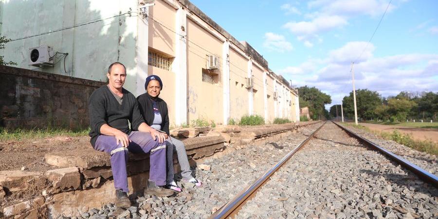Antonio Marcos Pazotti com a esposa, Neuza: moradores de Catiguá, eles sentem falta de quando o trem transportava passageiros na região (Johnny Torres 18/5/2022)