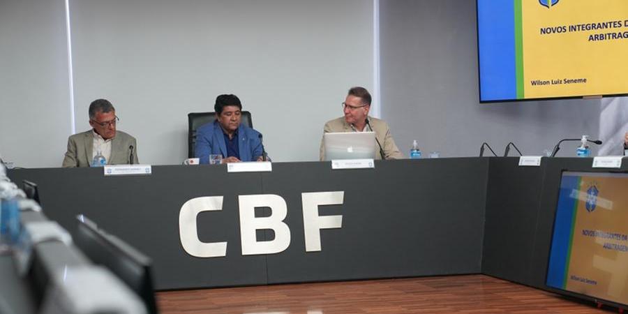 Durante reunião na sede da CBF, foi anunciado que a construção da linha de impedimento pela equipe do VAR passará a ser disponibilizada ao vivo para a transmissão da TV (Divulgação/Fernando Torres/CBF)