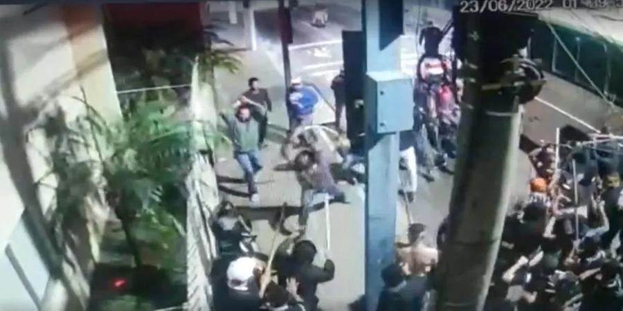 Imagem de vídeo mostra pancadaria generalizada que terminou com a morte de um são-paulino (Reprodução)