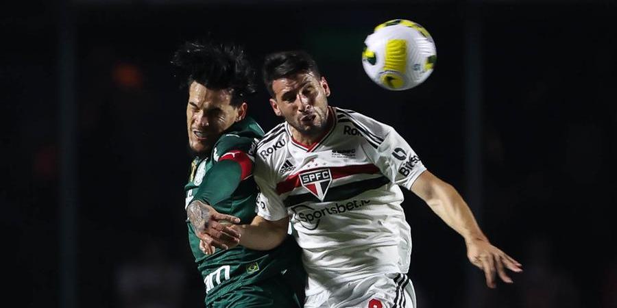 Gustavo Gomez e Calleri dividem bola de cabeça durante o duelo no Morumbi, na noite desta quinta feira (Divulgação/Cesar Greco/SE Palmeiras)