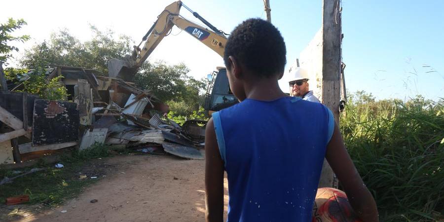 Garoto observa momento em que máquina destrói barraco na Favela Marte (Guilherme Baffi 30/6/2022)