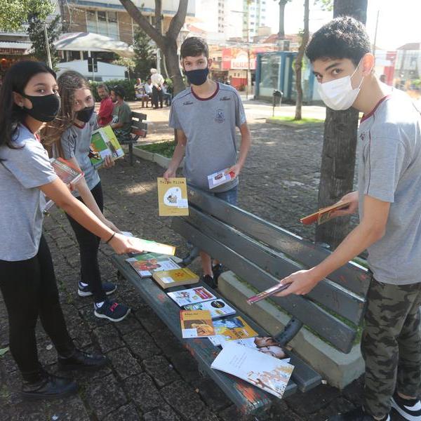 Alunos de um colégio de Rio Preto iniciam distribuição de 650 livros por diferentes pontos da cidade