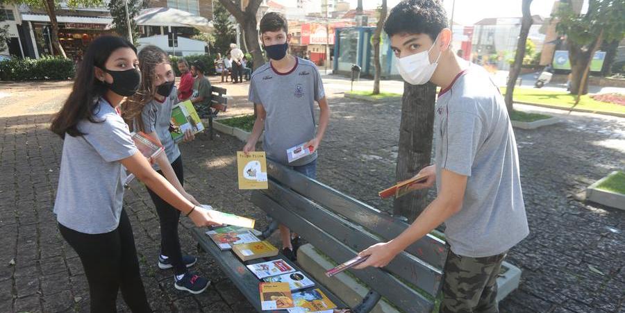 Alunos do colégio Pollicare deixam os livros em praça do Centro (Guilherme Baffi 28/6/2022)