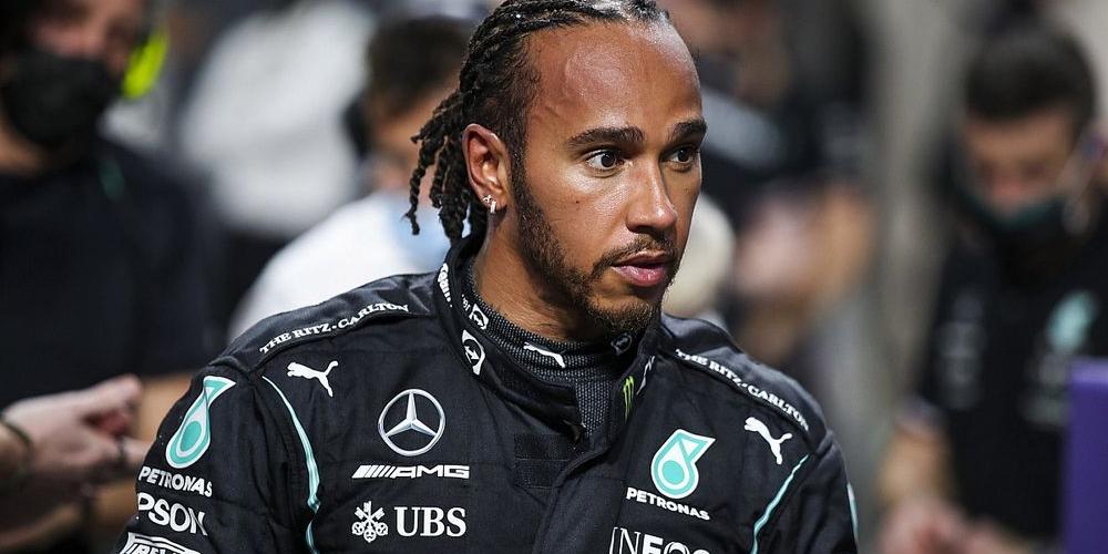 Lewis Hamilton chegou a deixar lembranças da última temporada durante o treino classificatório do GP da Inglaterra neste sábado 