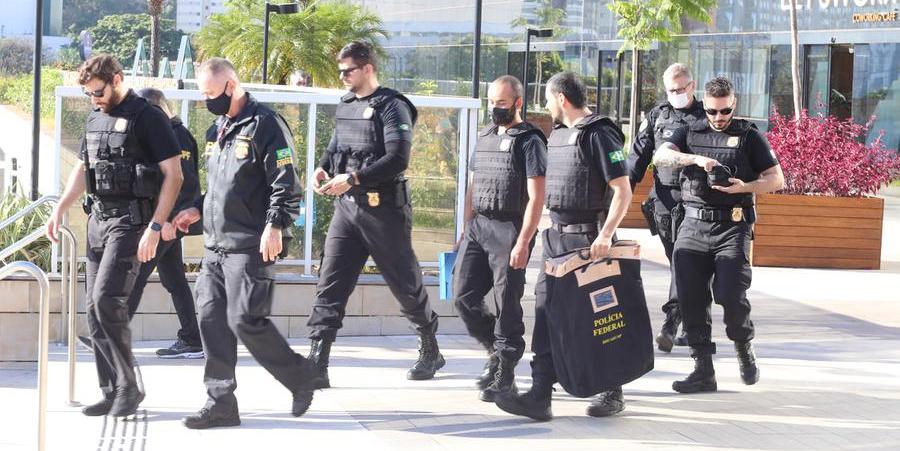 Policiais federais durante cumprimento de mandado de busca e apreensão em empresa de Rio Preto na última semana (Johnny Torres 28/6/2022)