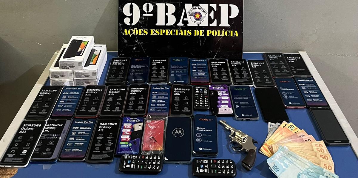 Policiais militares recuperaram celulares e dinheiro roubados da loja - revólver foi utilizado para render as vítimas (Polícia Militar / 9º Baep)
