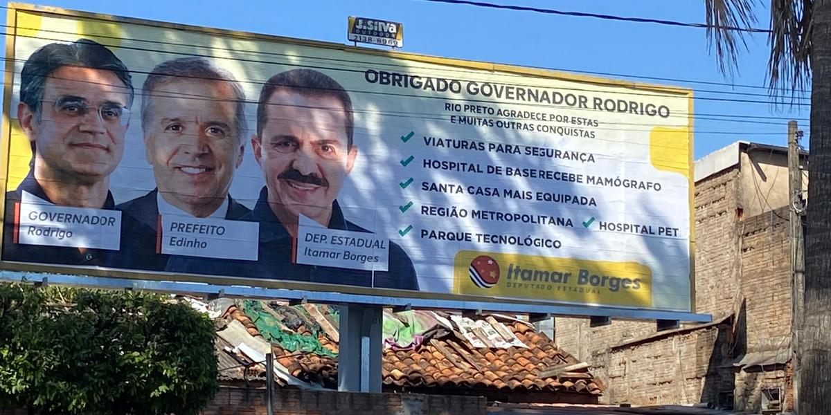 Os outdoors foram espalhados em avenidas de Rio Preto com fotos do tucano e também do prefeito Edinho Araújo (MDB) (Divulgação)