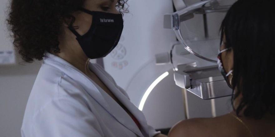 Médica realizando exame de mamografia no Ultra-X Medicina Diagnóstica (Divulgação/UltraX)
