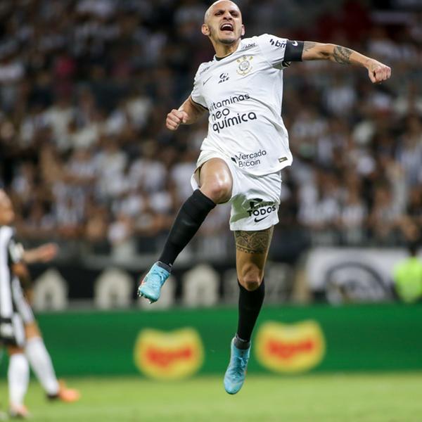 Com 2 gols em 7min, Corinthians vence Atlético-MG de virada e é vice-líder