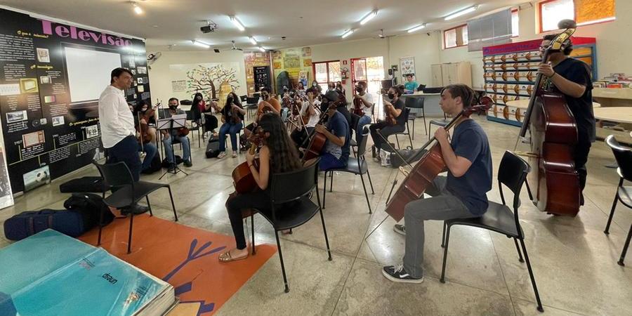 Rodrigo Pessoa durante encontro com alunos do Projeto Guri (Divulgação)