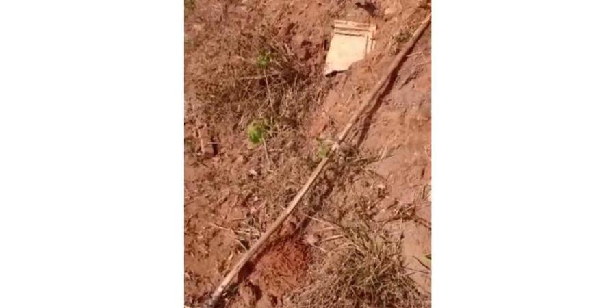 Pedaço de pau usado como tocha foi encontrado no local (Reprodução)