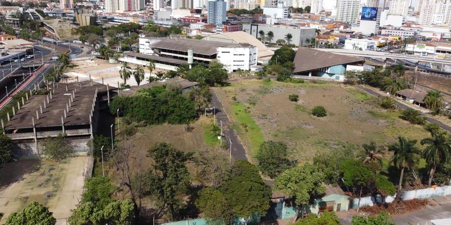 Vista aérea de campo do tradicional clube de Rio Preto em estado de abandono (Guilherme Baffi 5/8/2022)