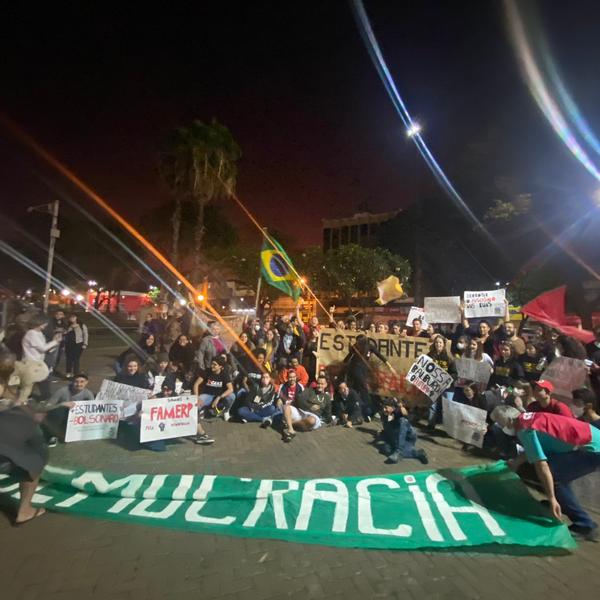 Manifestantes se reúnem em ato pró-democracia em Rio Preto