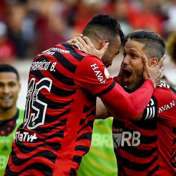Flamengo goleia Athletico-PR e segue à caça do líder Palmeiras